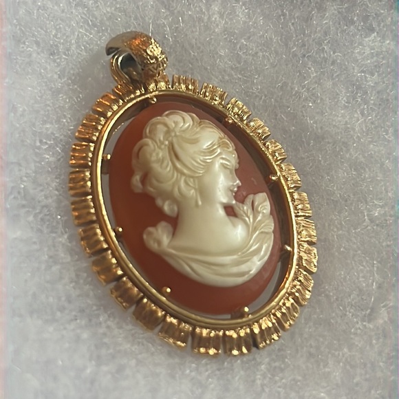 VINTAGE AVON Gold Cameo Pendant Necklace - Picture 2 of 5